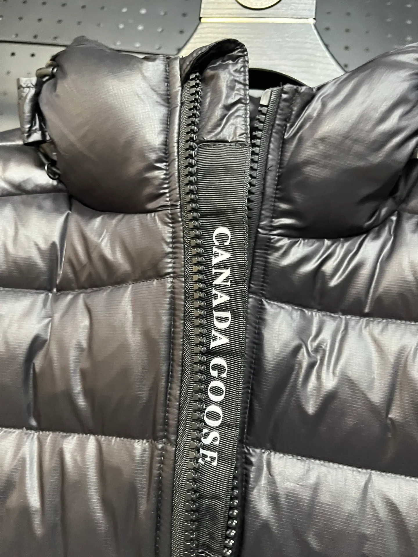 P860 Top 🔥purchase version 𝘾𝘼𝙉𝘼𝘿𝘼 𝙂𝙊𝙊𝙎𝙀/Canada Goose 2227 thin and light model. It’s super lightweight and doesn’t feel any weight on your upper body at all! Show more temperament‼  Canada Goose, a Canadian brand, has always been recognized as the warmest down jacket. Various Instagram celebrities, Internet celebrities, and celebrities often wear it for street photos. I make Canada Goose every year, but I still can’t get rid of my love for the goose. No matter how cold the winter is, there is no need to be afraid. Canada Goose is the legendary warmest down jacket and is known as a must-have for Arctic outdoor sports! The most popular down jacket in the world, celebrities are rushing to buy it, it is a must-have! Size: S-2XL Color: silver gray (red label) silver gray (black label), black (red label), black (black label), dark blue